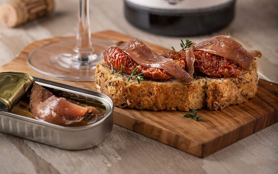 Maridaje de Filetes de Anchoa CUCA y Txakolí
